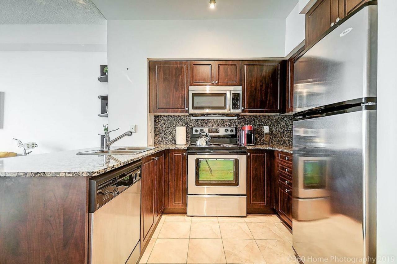 30 Off Lake View Property Heart Of Downtown トロント エクステリア 写真