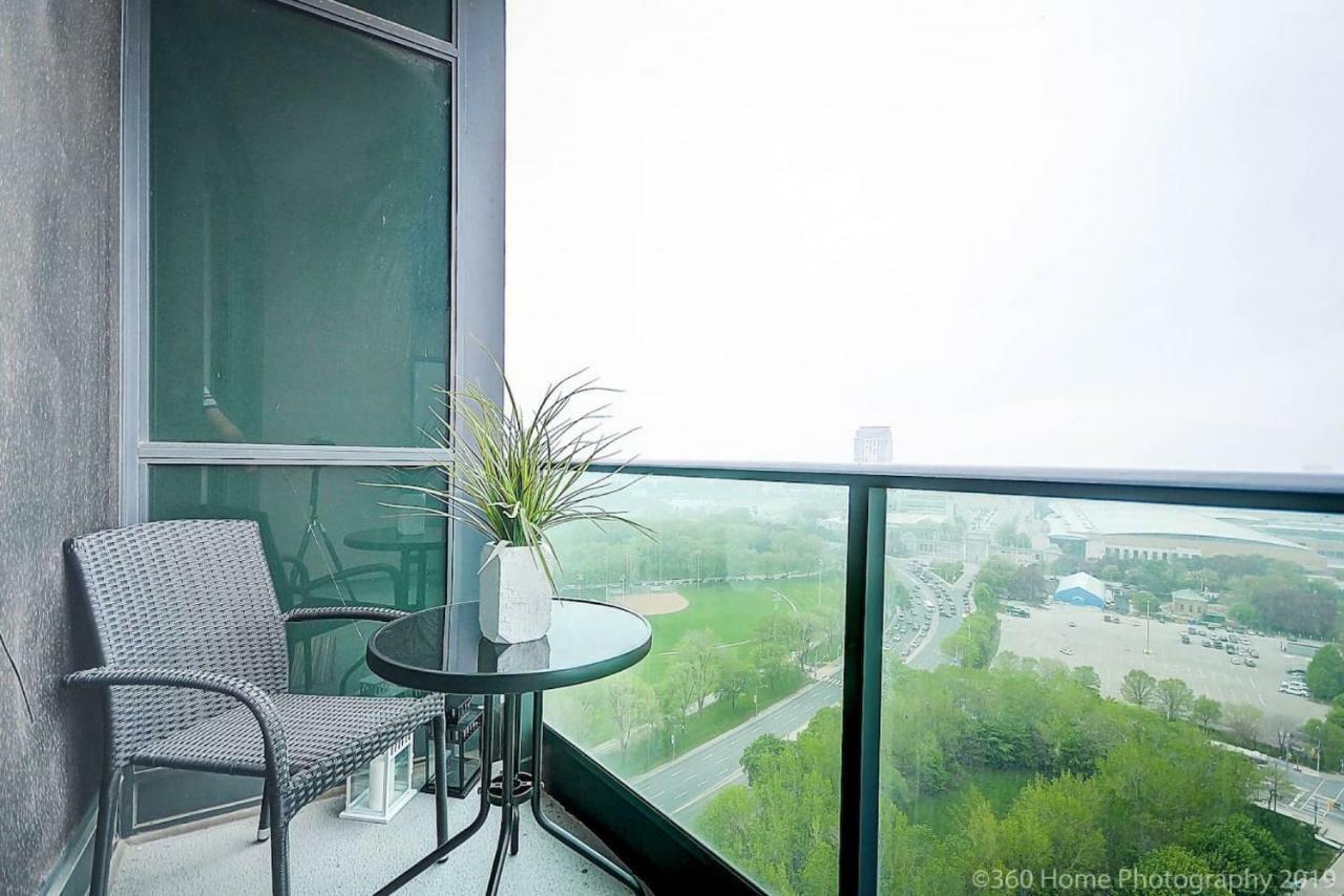 30 Off Lake View Property Heart Of Downtown トロント エクステリア 写真